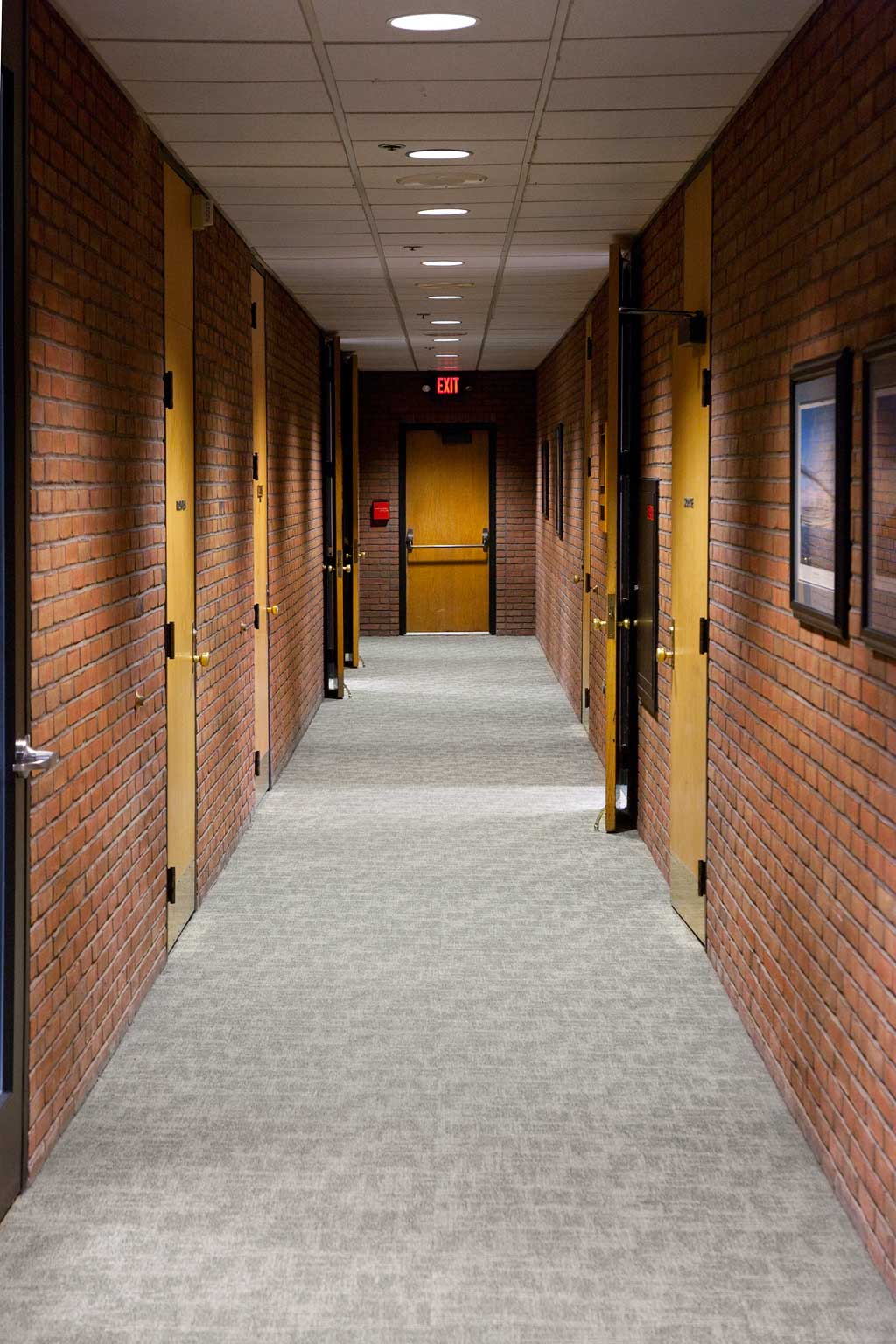 Hallway and main entrance - Management Education Center | Eli Broad